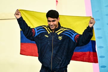 El gimnasta colombiano logró la medalla de plata en la prueba de barra fija de los Juegos Olímpicos de París 2024 tras lograr una clasificación de 14.533, misma puntuación del japonés Shinnosuke Oka que fue oro gracias a su ejecución.  