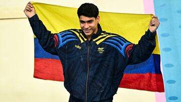 Colombia's Angel Barajas celebrates winning the silver medal at the end of the artistic gymnastics men's horizontal bar final during the Paris 2024 Olympic Games at the Bercy Arena in Paris, on August 5, 2024. (Photo by Lionel BONAVENTURE / AFP)