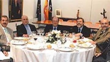 <b>AL COMPLETO</b>. Desde la izquierda: Pedro A. Martín (1996-1998), Francisco Villar (1999-2000), Rafael Cortés (1993-1996), Jesús Hermida (1980-1982), Santiago Fisas (1998-1999), Jaime Lissavetzky (2004), Gómez Navarro (1987-1993), Romá Cuyás (1982-1987) y Juan A. Gómez-Angulo (2000-2004).