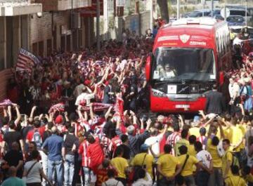 Los seguidores del Almería inundarón las calles de Villarreal para dar ánimos a su equipo, antes del partido contra el Villarreal donde se juegan el ascenso a primera división