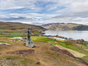 Aunque la cultura popular acredita que Erik el Rojo fue el primero en descubrir Groenlandia, se acreditan expediciones vikingas un siglo antes. Aunque sí es cierto que Erik el Rojo  fundó el primer asentamiento vikingo en Groenlandia en 985. Su hijo, Leif Erikson al que está dedicada la estatua de la imagen, partió de Groenlandia hacia el oeste en la primera expedición acreditada de europeos en América, casi 500 años antes de la expedición liderada por Colón.