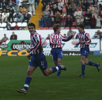 Villa anotó su primer gol como profesional en un Sporting - Rayo Vallecano de Segunda División jugado el 11 de agosto de 2001.