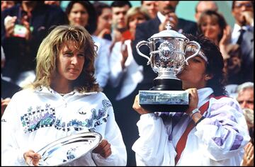 La edición de 1989 de Roland Garros no solo fue espectacular por Chang, sino también por el cuadro femenino. Arantxa Sánchez Vicario redondeó la rebelión adolescente de aquel año al proclamarse campeona del torneo con 17 años ante la número 1 del mundo, Steffi Graf, que venía de sumar hasta ese momento un total de 41 victorias consecutivas. Gesta histórica.