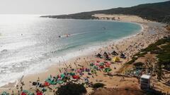 La playa de Valdevaqueros (Tarifa, C&aacute;diz, Espa&ntilde;a), vista desde el aire durante la GKA Youth Kite World Tour disputada a principios de septiembre del 2022, con todas las cometas de kite &quot;aparcadas&quot; en la playa. 