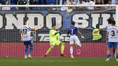 Dani Mart&iacute;n repele un cabezazo a bocajarro de Sergio Le&oacute;n durante el M&aacute;laga - Valladolid.