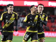GRANADA (ANDALUCÍA), 06/01/2026.- El centrocampista del Rayo Alvaro García (c) celebra tras anotar un gol este martes durante el partido de la ronda de dieciseisavos de la Copa del Rey que enfrenta al Granada CF y al Rayo Vallecano en el estadio Nuevo Los Cármenes de la ciudad nazarí. EFE/ Pepe Torres