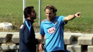 <b>CHARLA. </b>Quique conversó con Forlán ayer, en el Cerro del Espino.