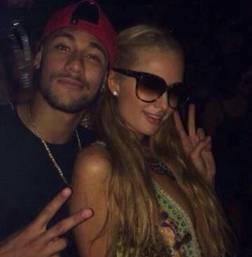 Neymar apura sus últimos días antes del volver a la disciplina blaugrana. En la foto, con Paris Hilton.