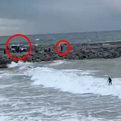 La Guàrdia Urbana echa del agua a los surfistas en Barcelona