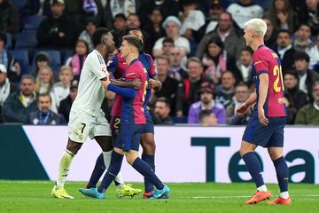 El jugador del Barcelona nacido en Los Palacios y Villafranca sali¨® al terreno de juego en el tramo final del encuentro, pero tuvo tiempo suficiente para tener sus tiranteces con el delantero brasile?o del Real Madrid. "?4-0, 4-0!", le dijo Gavi a Vinicius en varias ocasiones, haci¨¦ndole el gesto con la mano.