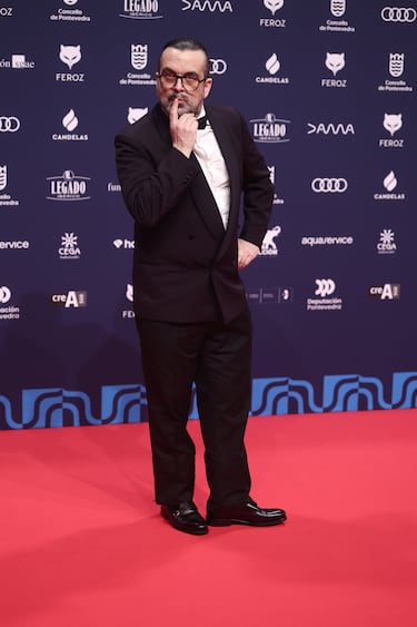 El realizador Nacho Vigalondo posa en la alfombra roja de los Premios Feroz 2026, en el Pazo da Cultura, en Pontevedra, Galicia. 