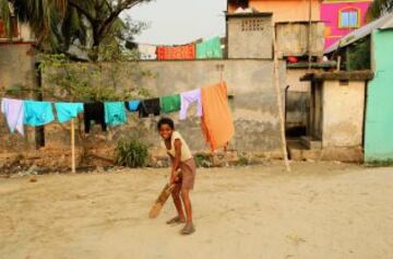 Los niños juegan al criquet en los suburbios de Dhaka durante la ICC World Twenty20 Bangladesh 2014