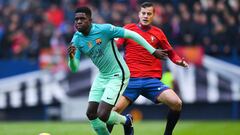 Oriol Riera y Umtiti durante el Osasuna vs Barcelona