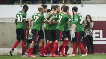 El defensa del Athletic Club Carlos Gurpegui celebra el gol marcado al Eibar durante el partido de la vigésima quinta jornada de Liga de Primera División