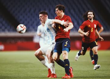 Adolfo Gaich y Pau Torres.