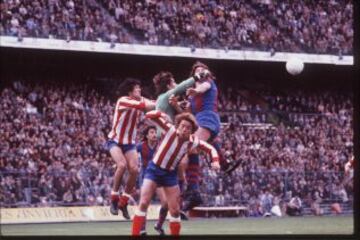 29/04/79. Liga. Atlético Madrid-Barcelona. Artola clears between Migueli, Leivinha and Rubén Cano.