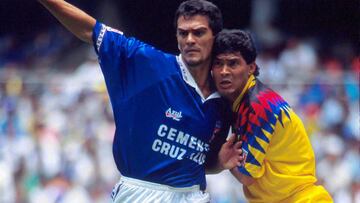 28 May 1995:  Action file photo of Carlos Hermosillo of Cruz Azul (L) under the pressure of Juan Hernandez of America (R) during semifinal game of the mexican soccer./Foto de accion de archivo de Carlos Hermosillo del Cruz Azul (I) bajo la presion de Juan Hernandez del America (D) durante semifinal del futbol mexicano. MEXSPORT/MARTIN VENEGAS