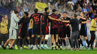 El FC Barcelona ganó 0-2 al Espanyol en la jornada 36 en el RCDE Stadium de la Ciudad Condal, el 15 de mayo de 2025. En la foto, los jugadores blaugranas celebran su 28º título de LaLiga.  

 
