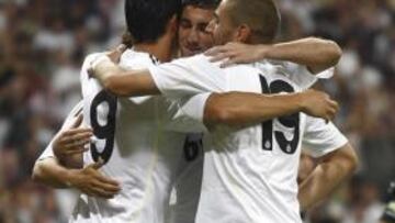<b>GRANDES. </b>El tridente celebra un gol en un amistoso ante la LDUQ de 2009.