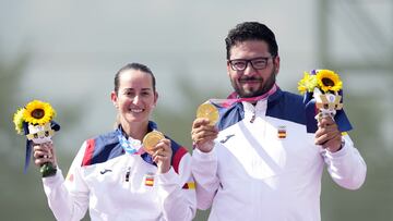 Los tiradores españoles Fátima Gálvez y Alberto Fernández posan con su oro olímpico en foso mixto en los Juegos Olímpicos de Tokio 2020.