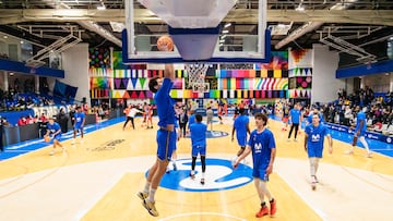 Los jugadores del Movistar Estudiantes calientan antes de enfrentarse contra el Leyma Coruña.