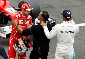 Nicolas Hamilton, hermano de Lewis, saluda a Sebastian Vettel.