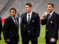 Javi García, entre Marcelo y Dudek, durante su etapa en el Real Madrid