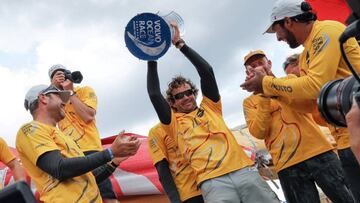 Roberto Bermúdez levanta el trofeo de vencedor de la Volvo Ocean Race 2014-2015 a bordo del 'Abu Dhabi'.