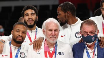 SAITAMA, JAPAN - AUGUST 07: Team United States Head Coach Gregg Popovich poses with Damian Lillard, Jayson Tatum, Kevin Durant and Jerry Colangelo during the Men&#039;s Basketball medal ceremony on day fifteen of the Tokyo 2020 Olympic Games at Saitama Super Arena on August 07, 2021 in Saitama, Japan. (Photo by Kevin C. Cox/Getty Images)
