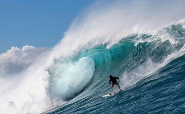 Un surfista monta una ola mientras un gran oleaje llega a la zona de surf conocida como Jaws, en la costa norte de la isla de Maui, Hawaii. Sin lugar a dudas la combinacion naturaleza-deporte genera en ocasiones imágenes absolutamente espectaculares. En esta se aprecia toda la belleza del surf plasmada en una fotografía.