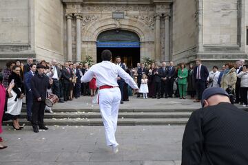 Los recién casados se encontraron a la salida de la Basílica un dantzari que bailó el aurresku, baile tradicional vasco, como homenaje hacia la feliz pareja.