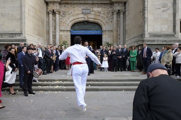 Los reci¨¦n casados se encontraron a la salida de la Bas¨ªlica un dantzari que bail¨® el aurresku, baile tradicional vasco, como homenaje hacia la feliz pareja.