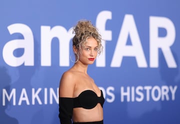 Rose Bertram durante la alfombra roja de la gala béfica amfAR celebrada en el Hotel du Cap-Eden-Roc.