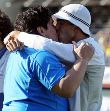 Diego Maradona quiso demostrarle todo su cariño a Carlos Tévez, jugador de la Juventus entonces, en el homenaje que recibió Tévez por su gran actuación con Argentina en los Juegos Olímpicos de Atenas 2004, que les valió la medalla de oro.
