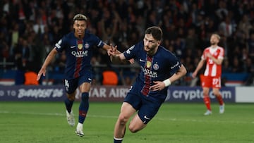 Khvicha Kvaratskhelia celebra un gol.