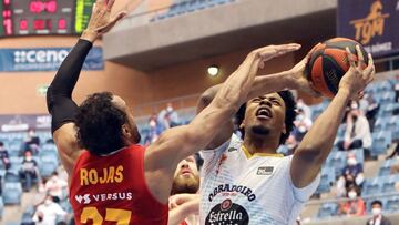 GRAF1448. SANTIAGO DE COMPOSTELA (ESPAÑA), 19/05/2021.- El pívot canadiense con pasaporte armenio del Obradoiro Steven Enoch (d) trata de anotar ante la defensa de Sadiel Rojas (i), alero dominicano del UCAM Murcia, durante el partido de la jornada 37 de Liga Endesa entre Monbus Obradoiro y UCAM Murcia, este miércoles en el pabellón Multiusos Fontes do Sar en Santiago de Compostela, en el primer encuentro con público de la temporada. EFE/Xoán Rey