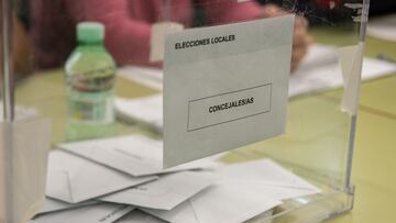 Urna en el colegio Alcalde Galindo de Chinchilla, a 28 de mayo de 2023, Chinchilla, Albacete, Castilla-La Mancha (Espa?a). Hoy, 28M, se celebran elecciones municipales en un total de 8.131 ayuntamientos y elecciones auton¨®micas en 12 comunidades aut¨®nomas y en las ciudades aut¨®nomas de Ceuta y Melilla. En la calle Murcia de Pozo Ca?ada (Albacete), los vecinos de una acera votan al alcalde de este municipio, y los de la otra, al de Chinchilla de Montearag¨®n. Esta calle divide las dos localidades, una de las aceras pertenece a Pozo Ca?ada, pero en la de enfrente se puede observar el letrero de Pozobueno, una pedan¨ªa que forma parte de Chinchilla de Montearag¨®n. Esta situaci¨®n se produce desde el siglo XVIII, en el a?o 1745, como consecuencia del aumento que registr¨® el t¨¦rmino municipal de Albacete. Desde entonces, esta situaci¨®n se ha venido repitiendo en cada cita electoral y esto ha vuelto a ocurrir de cara a las elecciones auton¨®micas y municipales.
28 MAYO 2023;ELECCIONES;VOTO;RURAL;28M;28-M;CAMPO;PUEBLO;DESPOBLACI?N
V¨ªctor Fern¨¢ndez / Europa Press
28/05/2023
