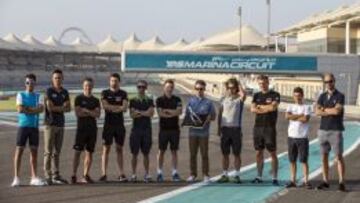 Aru, Gang, Gilbert, Dumoulin, Valverde, Viviani, Cavendish, Sagan, Kittel, Chaves y Boonen, en el Yas Marina de F&oacute;rmula 1.
 