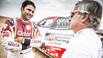 Al Attiyah junto a Carlos Sainz y el Toyota del qatar&iacute;.