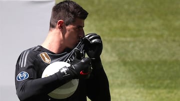 Courtois besó el escudo del Real Madrid cuatro veces