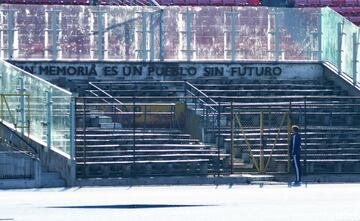 Hinchas de Universidad de Chile realizan el tradicional Banderazo previo al Superclásico. En la fotografía el entrenador Frank Darío Kudelka observa el memorial de los detenidos desaparecidos en el Estadio Nacional.