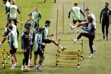 MEX1831. PUEBLA, (MÉXICO), 11/10/2024.- Jugadores de la selección mexicana entrenan este viernes, previo a un partido amistoso ante el Valencia CF, en el estadio Cuauhtémoc, en Puebla (México). EFE/ Hilda Ríos
