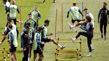 MEX1831. PUEBLA, (MÉXICO), 11/10/2024.- Jugadores de la selección mexicana entrenan este viernes, previo a un partido amistoso ante el Valencia CF, en el estadio Cuauhtémoc, en Puebla (México). EFE/ Hilda Ríos