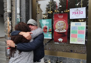 Agraciados con el ‘Gordo’ del Sorteo Extraordinario de la Lotería de Navidad 2025 correspondiente al número 79432 celebran su suerte, a 22 de diciembre de 2025, en Villablino, León, Castilla y León (España). El Sorteo Extraordinario de la Lotería de Navidad de 2025 consta de 198 series y cada serie tiene 100.000 billetes. El total de la emisión asciende a 3.960 millones de euros y se destina a premios (70% de la emisión) 2.772 millones de euros. Cada serie distribuye en premios 14 millones de euros y en total se reparten 30.301.920 premios durante un sorteo que tiene una duración aproximada de cuatro horas.
22 DICIEMBRE 2025
Carlos Castro / Europa Press
22/12/2025