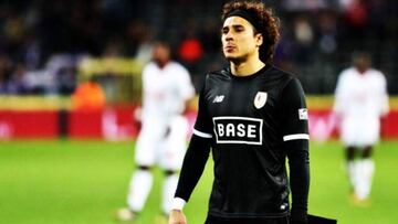 El cuadro del mexicano perdió 1-2 ante el KAA Gent y dejó puntos valiosos que lo alejan de los primeros lugares de la tabla.