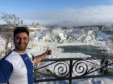 Edu Aguilera, con la camiseta del Leganés en las Cataratas del Niágara en una fotografía tomada ayer miércoles, 17 de enero.