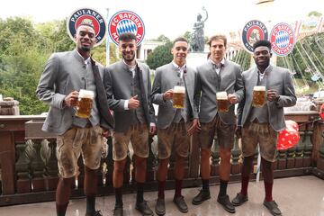 Los jugadores del Bayern disfrutan del Oktoberfest 2022