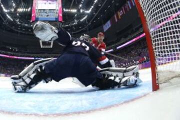 Jonathan Quick de Estados Unidosr realiza una parada a Pavel Datsyuk de Rusia durante la prueba masculina de Hockey hielo