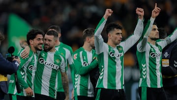Los jugadores celebran la victoria.