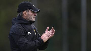 Anquela, en un entrenamiento con el Oviedo.